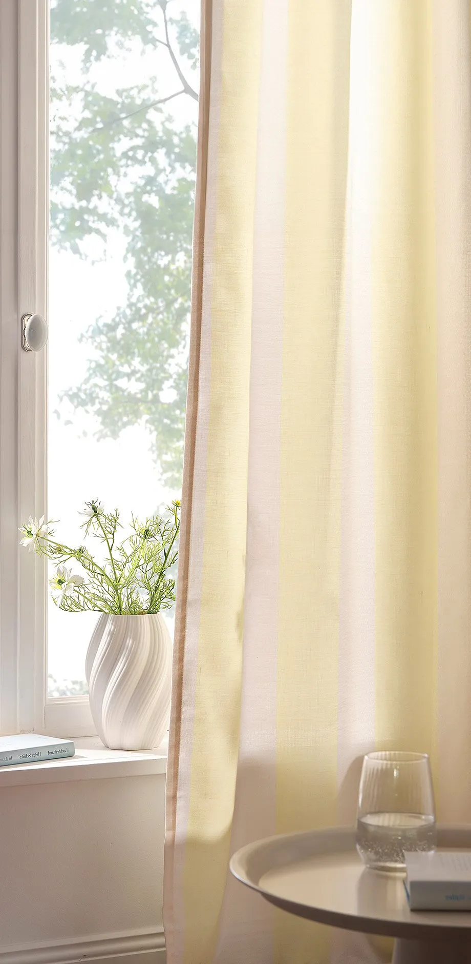 Gule gardiner i vinduet.