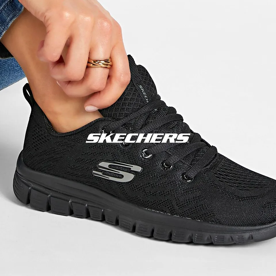 Sorte sneakers fra Skechers.