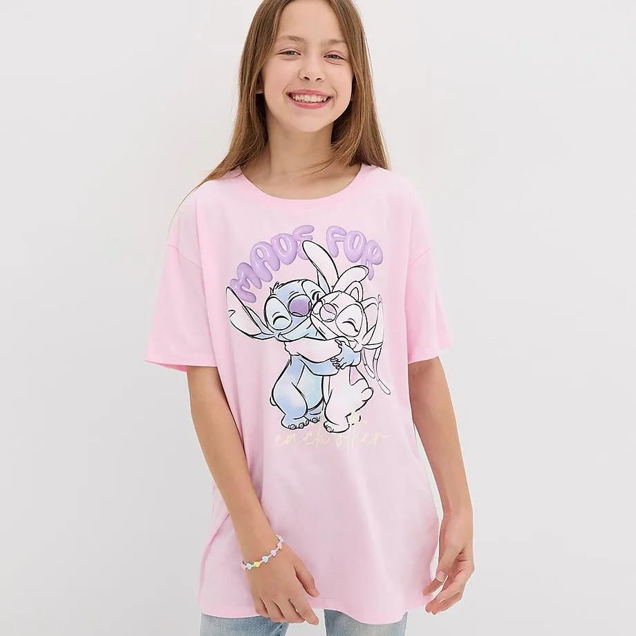 Moteriktig, rosa T-skjorte med Disney Stitch & Angel-trykk kombinert med jeans.