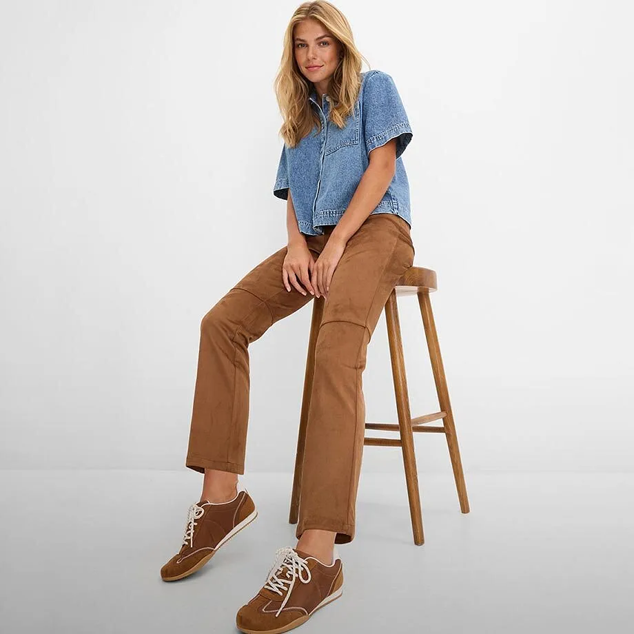 Avslappet denimskjorte, brun bukse og matchende sneakers.