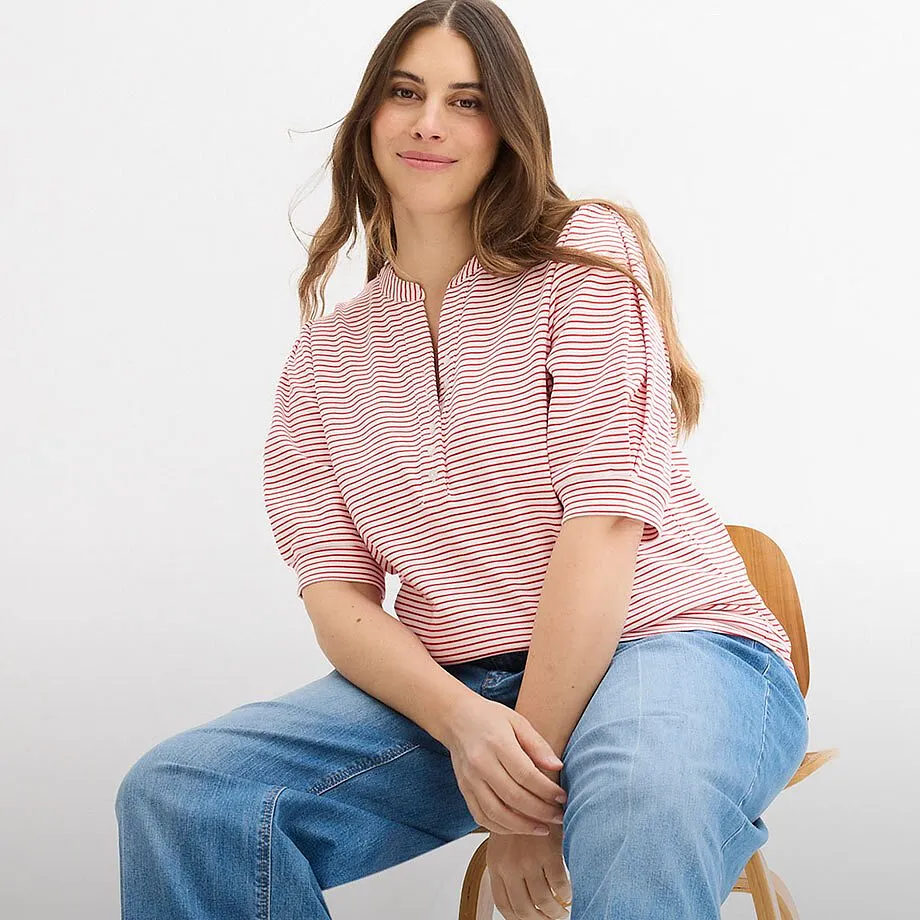 Stripete topp med puffermer og behagelige jeans.