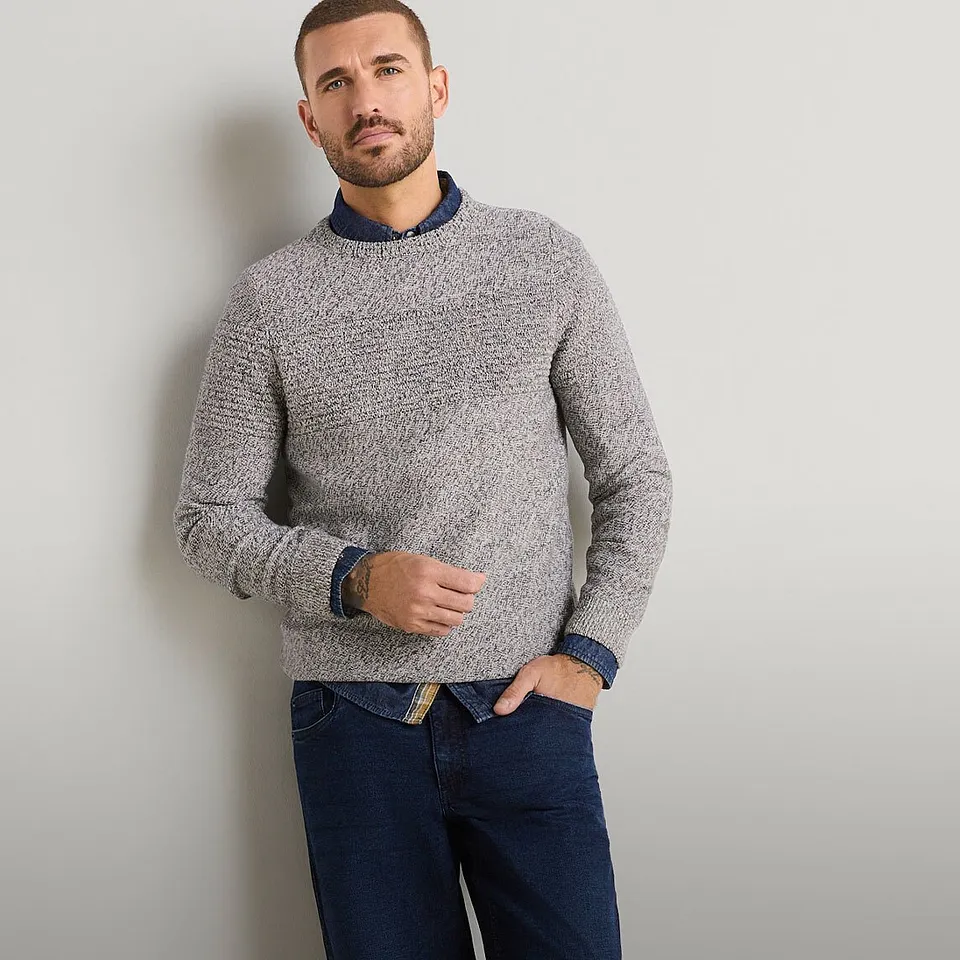 Flott, grovstrikket genser med skjorte under kombinert med m&oslash;rke jeans.