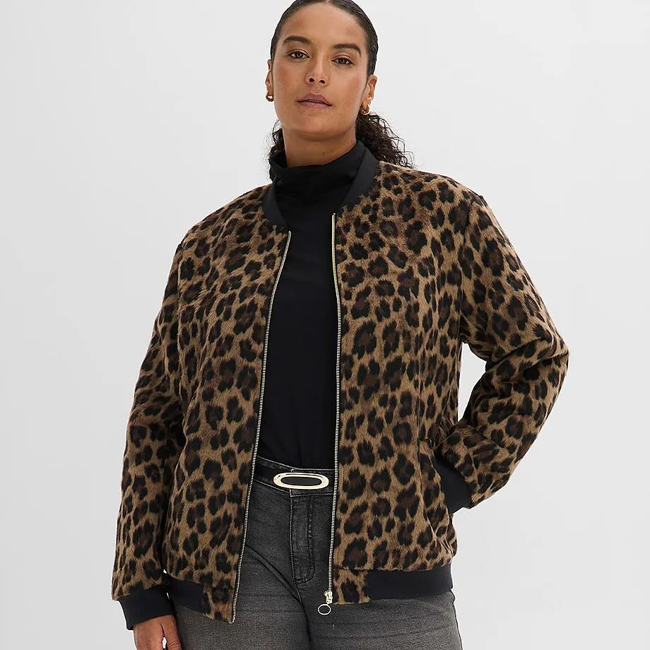 Leopardm&oslash;nstret bomberjakke over sort pologenser kombinert med gr&aring; jeans og fint belte.
