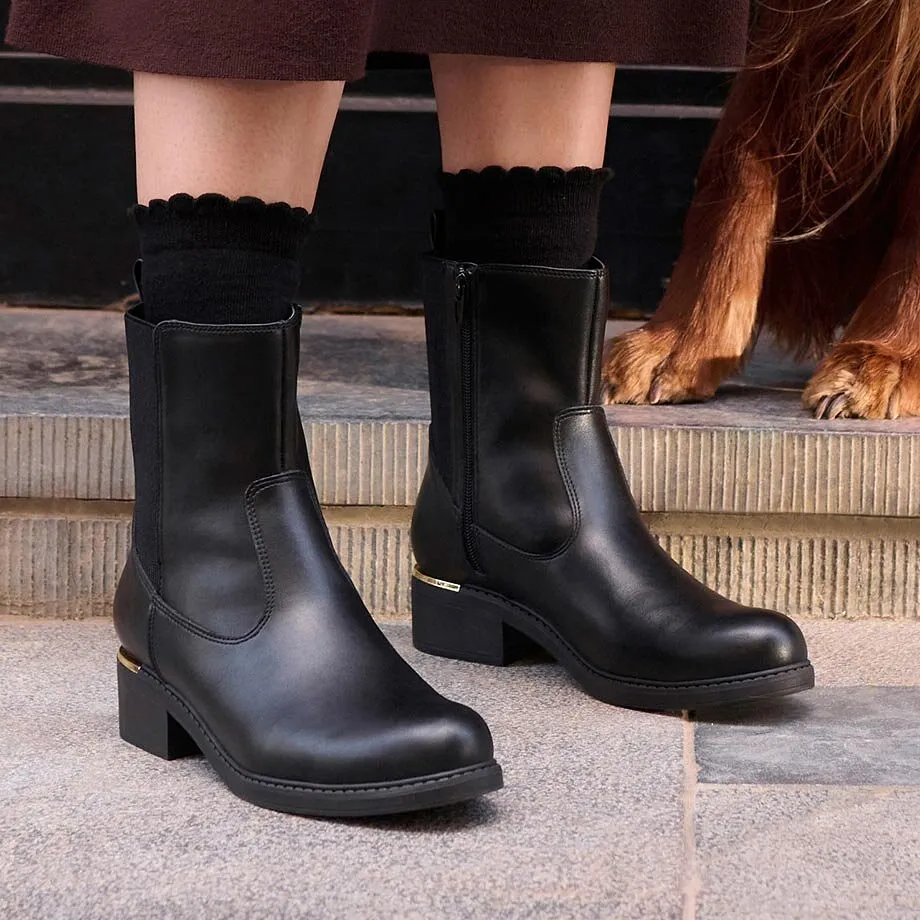 Moderne, sorte boots med gullfargede detaljer.