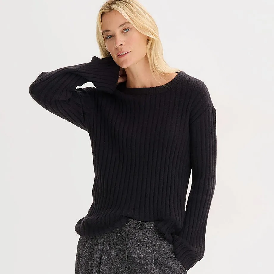 Stilren, sort strikkegenser med rund hals.