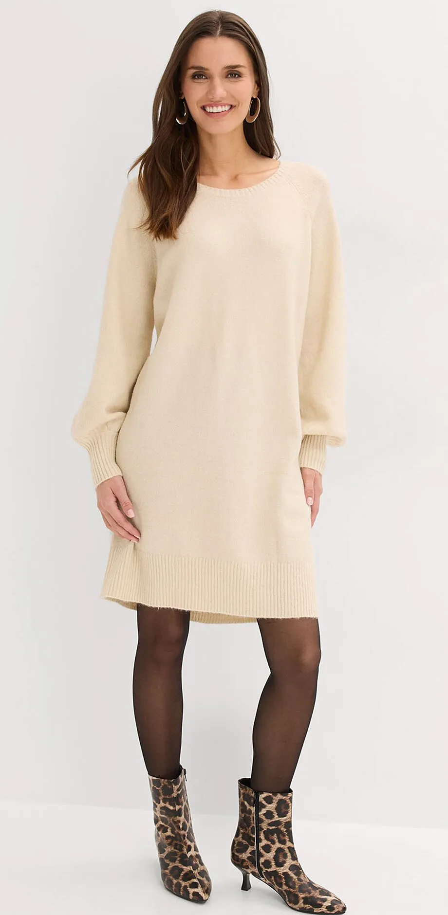 Kremfarget strikkekjole med lange ermer.