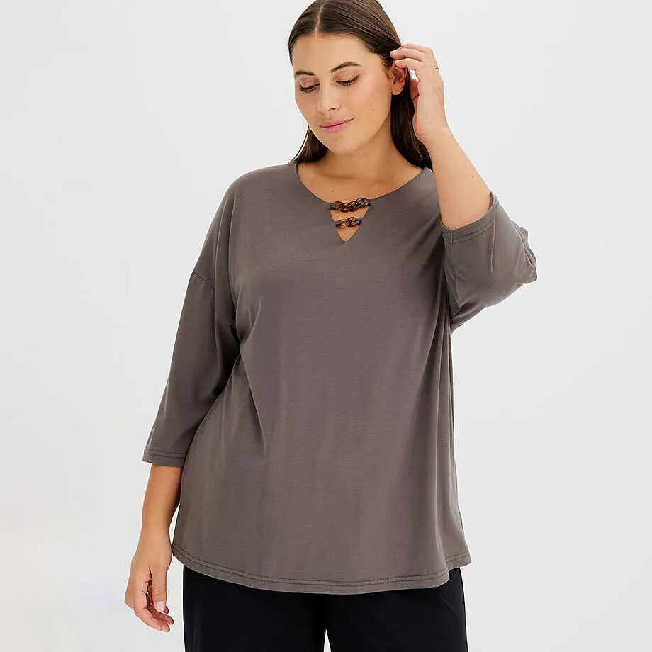 M&oslash;rk olivenfarget topp med V-hals, 3/4-lange ermer og treperler.