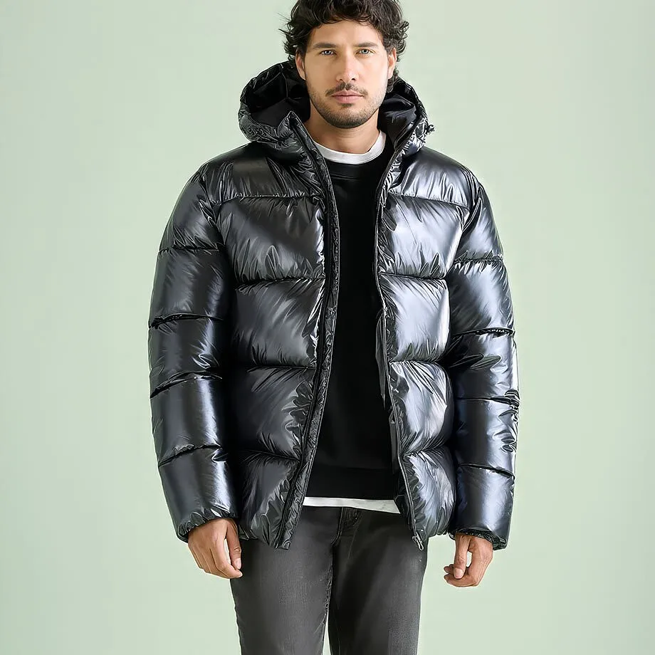Moderne, sort og blank boblejakke med hette, sort genser og gr&aring; jeans.