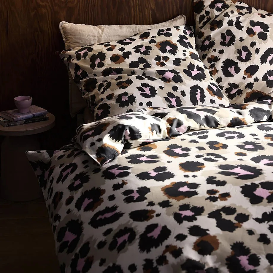 Leopardm&oslash;nstret sengesett.