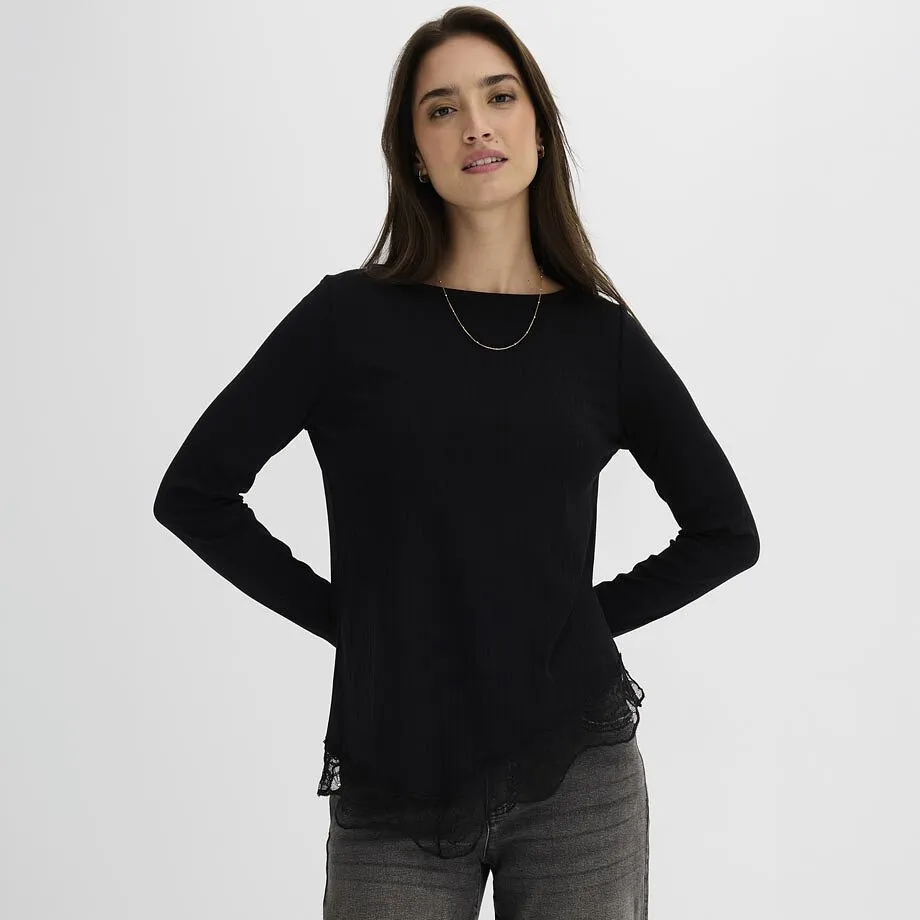 Sort, langermet og ribbet topp med nydelige blonder kombinert med avslappede, gr&aring; jeans.