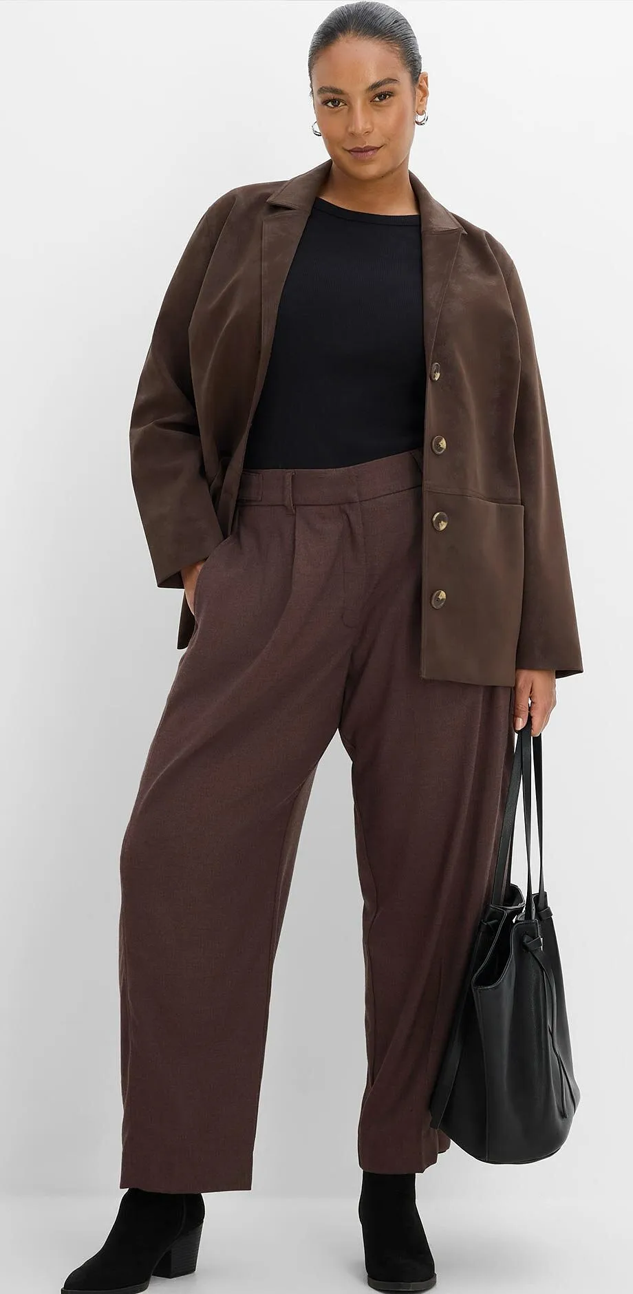 Brun blazer, sort topp, vid, brun bukse, sorte st&oslash;vletter og veske.