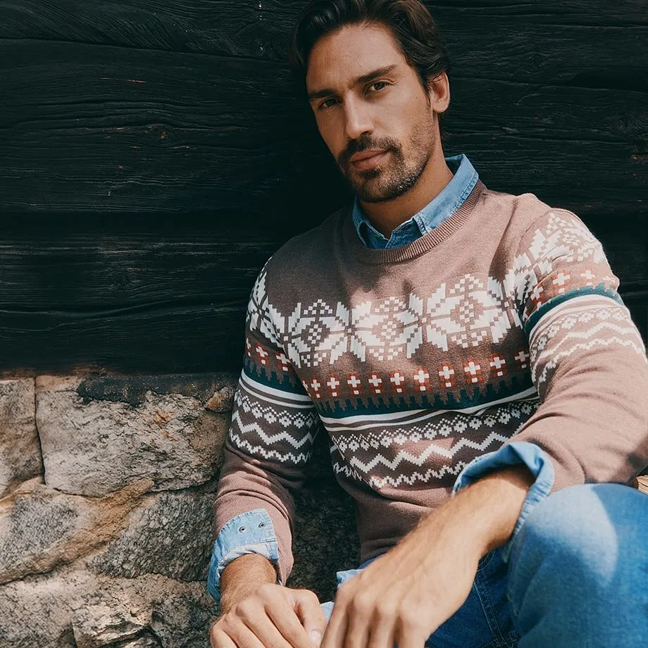 Genser med sn&oslash;krystallm&oslash;nster over denimskjorte og jeans.