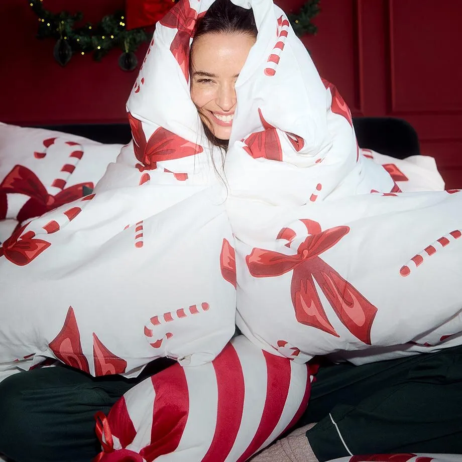 Hen i pyjamas og innpakket i festlig senget&oslash;y.