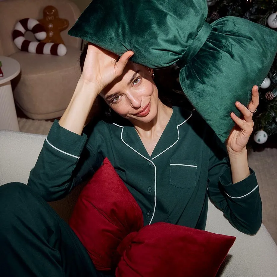 B&aring;de koselig og festlig &ndash; m&oslash;rkegr&oslash;nn pyjamas med hvite detaljer.