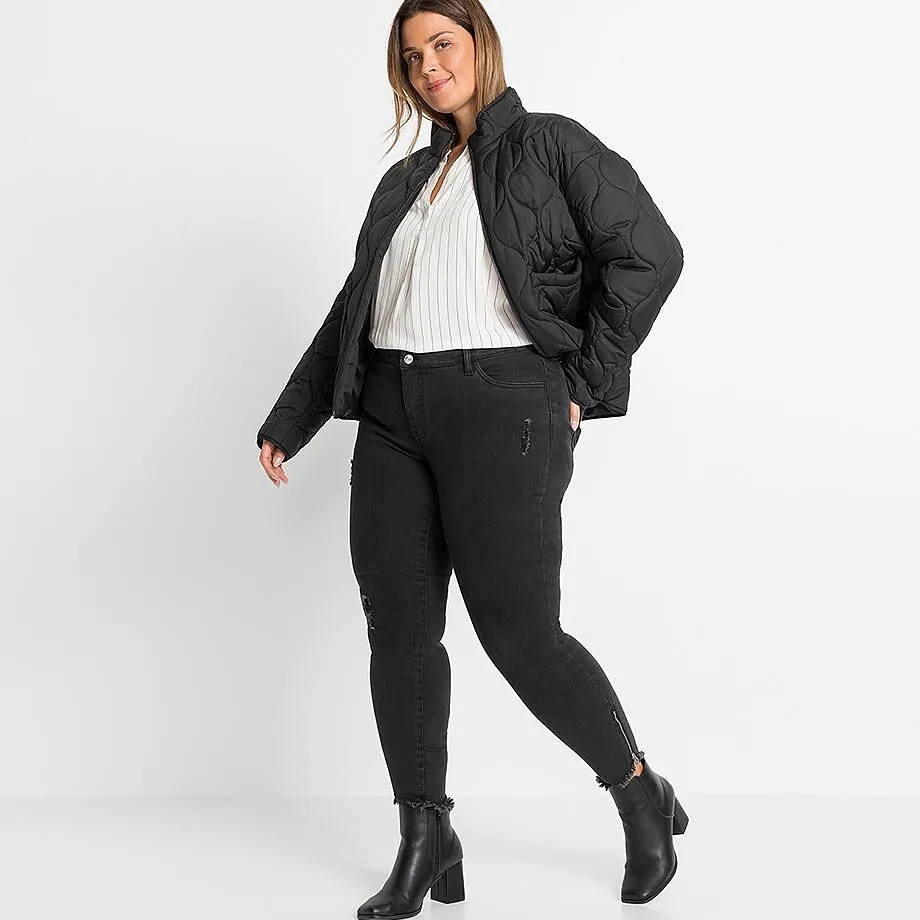 Sort, vattert jakke, stripete bluse, jeans med glidel&aring;ser og fine ankelst&oslash;vletter.