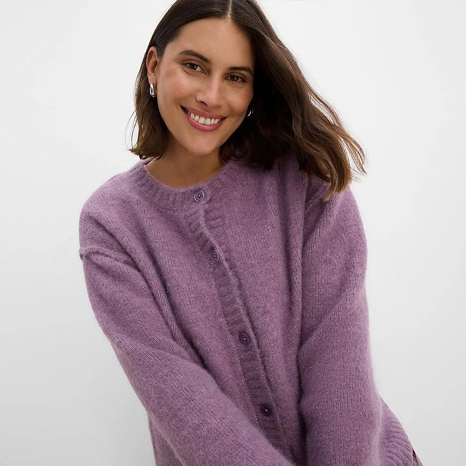 Lilla, varm og myk cardigan &ndash; perfekt p&aring; kj&oslash;lige dager.