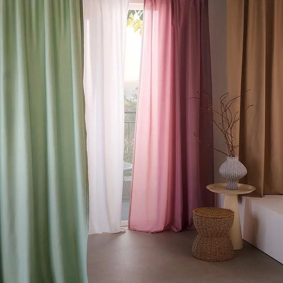 Gr&oslash;nne, rosa og hvite gardiner.
