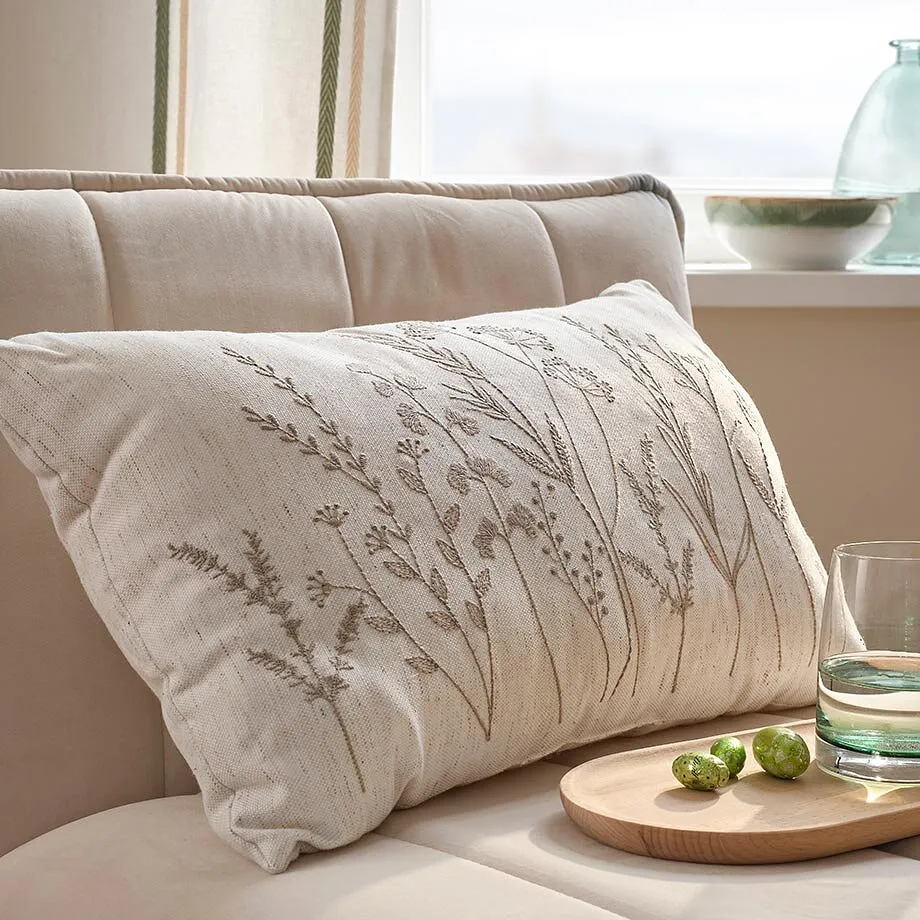 Stilig pute med fine broderier.