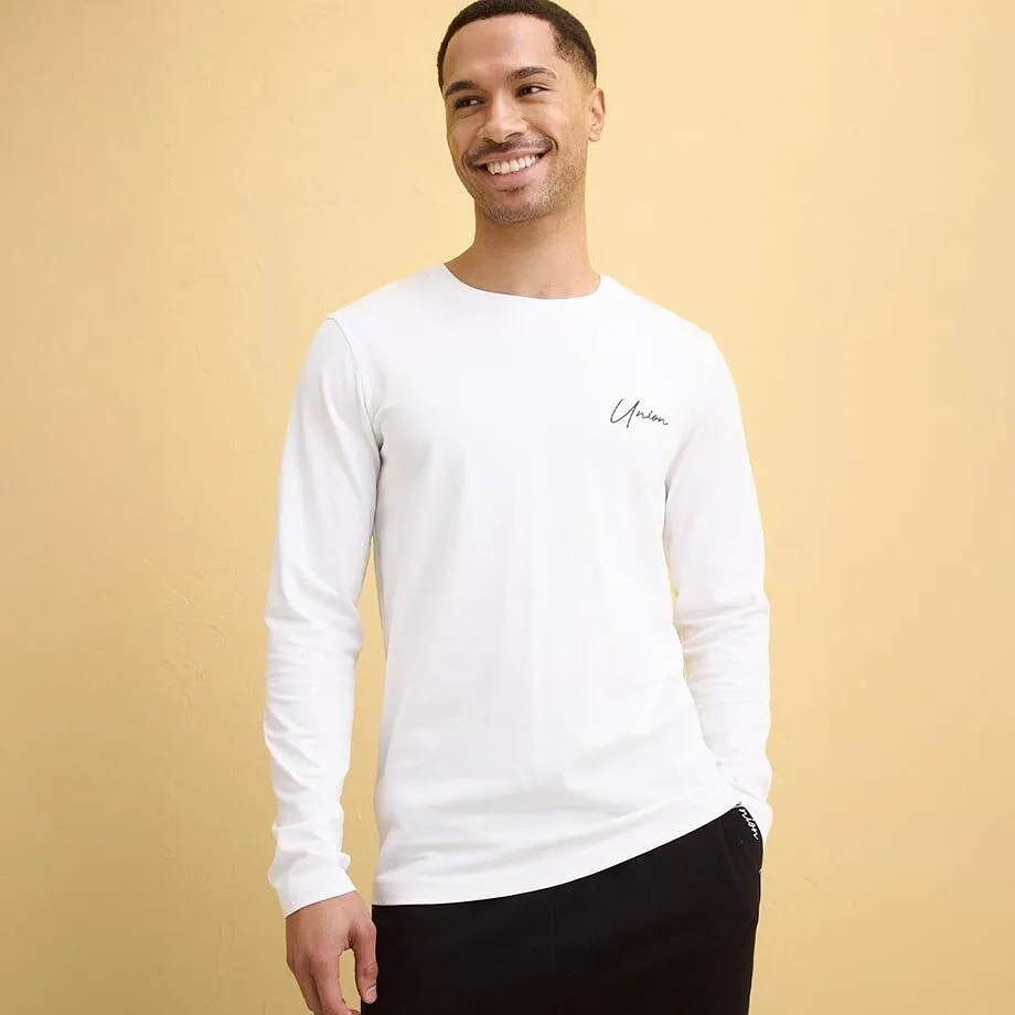 Hvit, langermet shirt med rund hals.