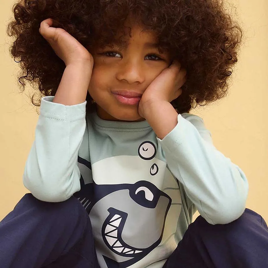 Genser med haimotiv kombinert med m&oslash;rk bukse.