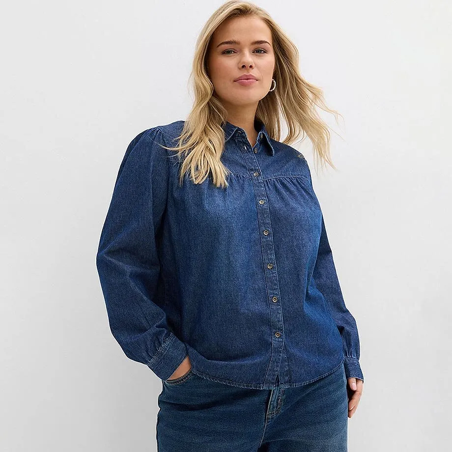 Bl&aring; skjorte i denim.