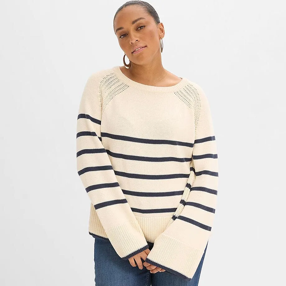 Strikkegenser med hvite og bl&aring; striper kombinert med bluejeans.