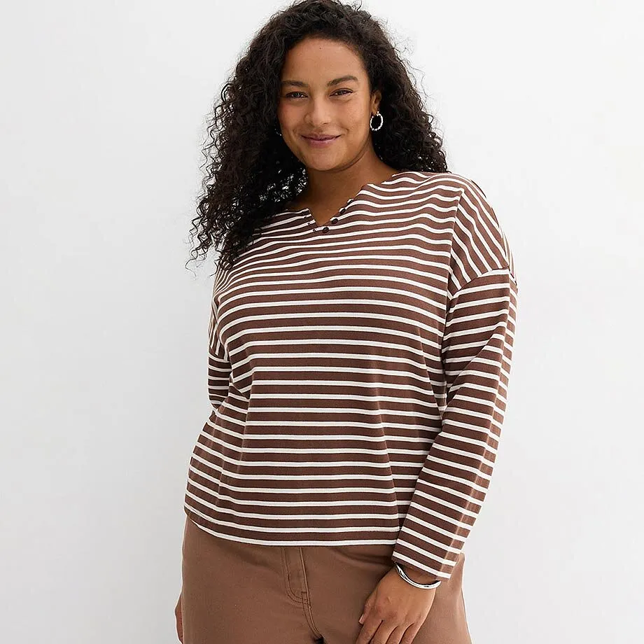 Brun og hvit sweatshirt.