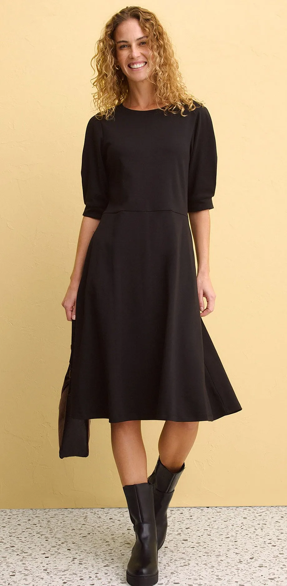 Sort, knelang kjole med korte ermer.