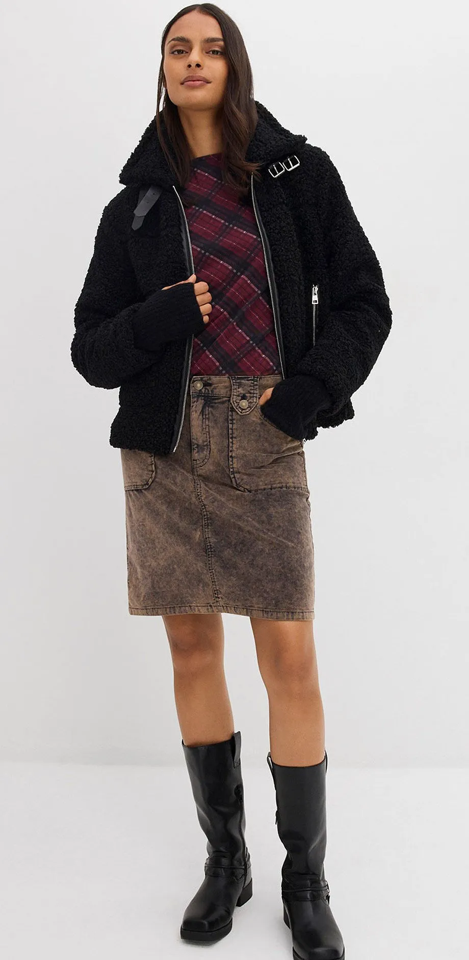 Sort jakke, rutete genser, brunt skj&oslash;rt i kordfl&oslash;yel og kneh&oslash;ye st&oslash;vletter.