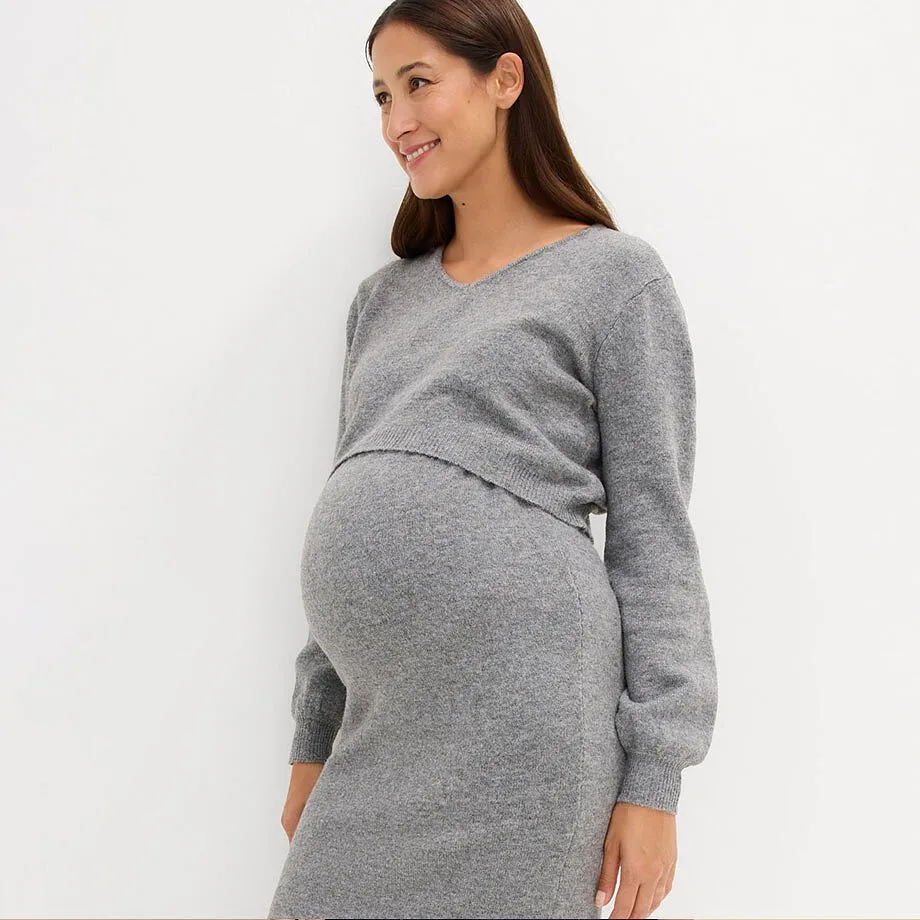 Gr&aring;, strikket mammakjole.