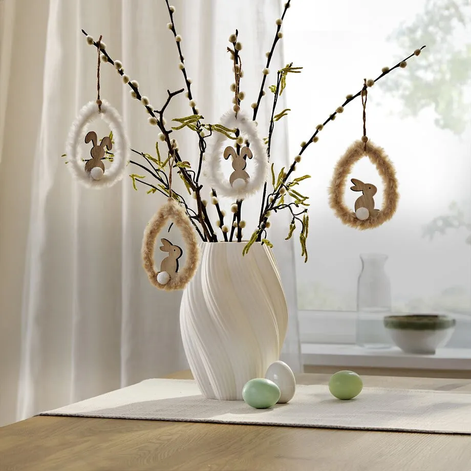 P&aring;skepynt med grener i hvit vase.