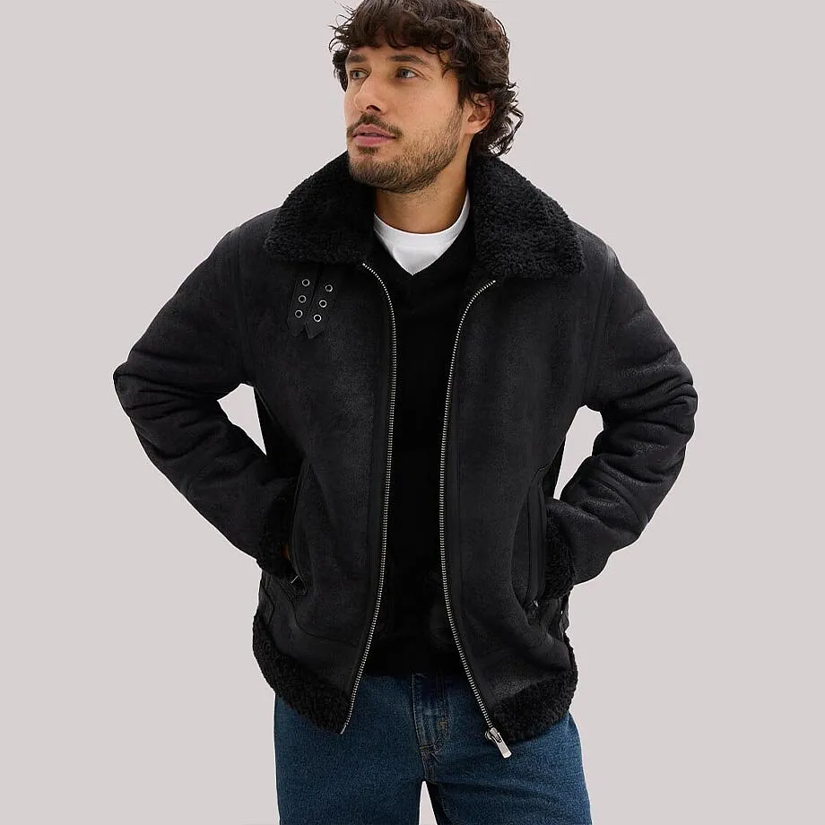 Jakke i imitert skinn og bluejeans.