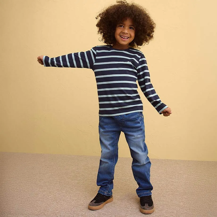 Langermet, bl&aring; og hvit stripete shirt kombinert med jeans.