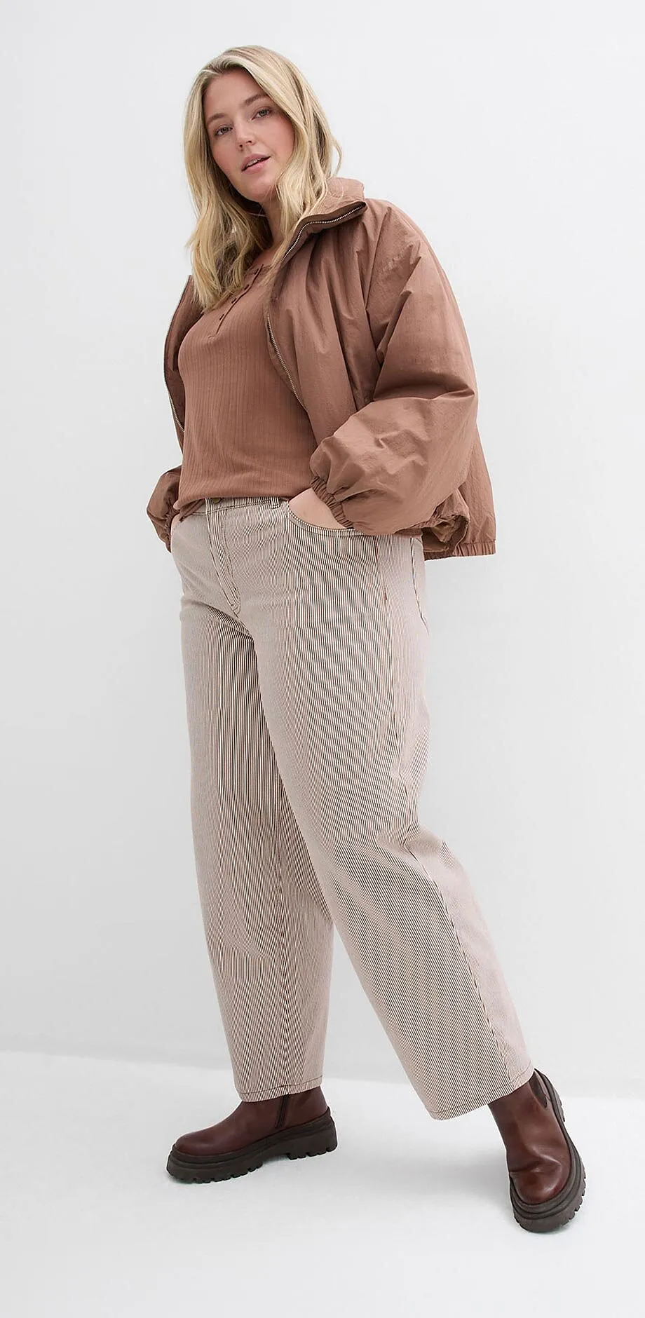 Brun jakke og topp, beige bukse og m&oslash;rkebrune sko.