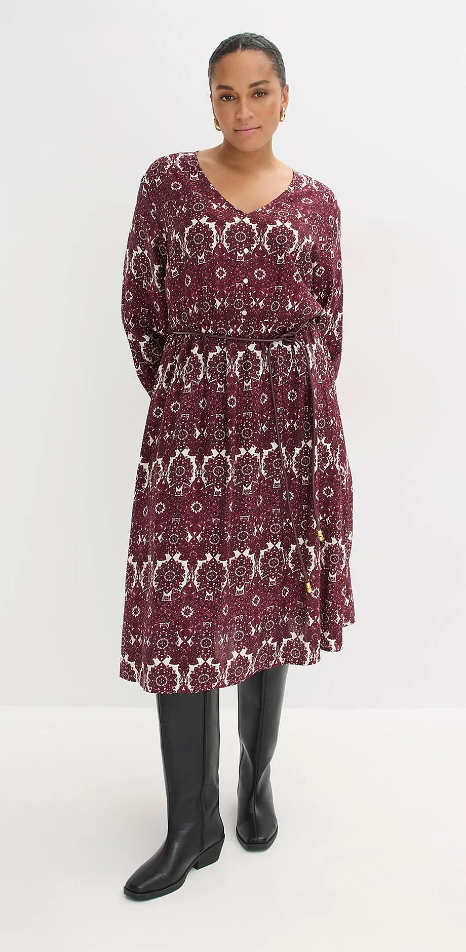 Vinr&oslash;d maxikjole med blomsterm&oslash;nster, lange ermer og V-hals.
