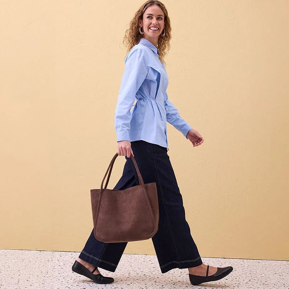 Lys skjorte, vid, m&oslash;rk bukse og ballerinasko.