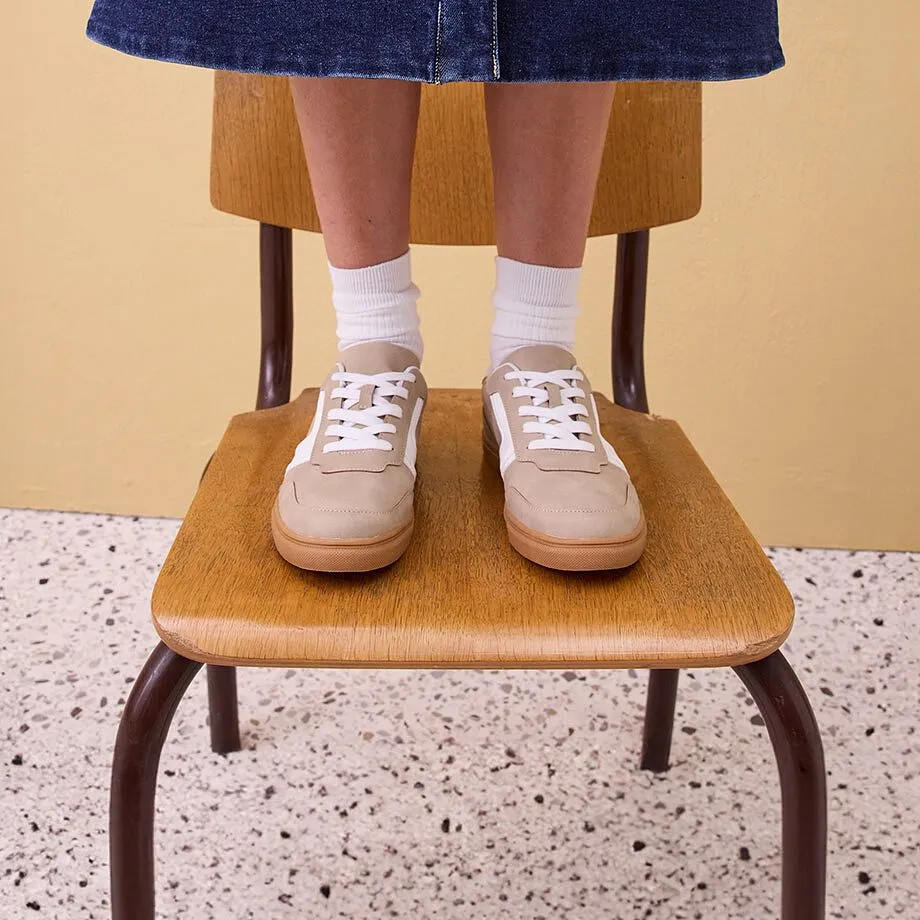 Denimskj&oslash;rt, hvite sokker og beige sneakers.