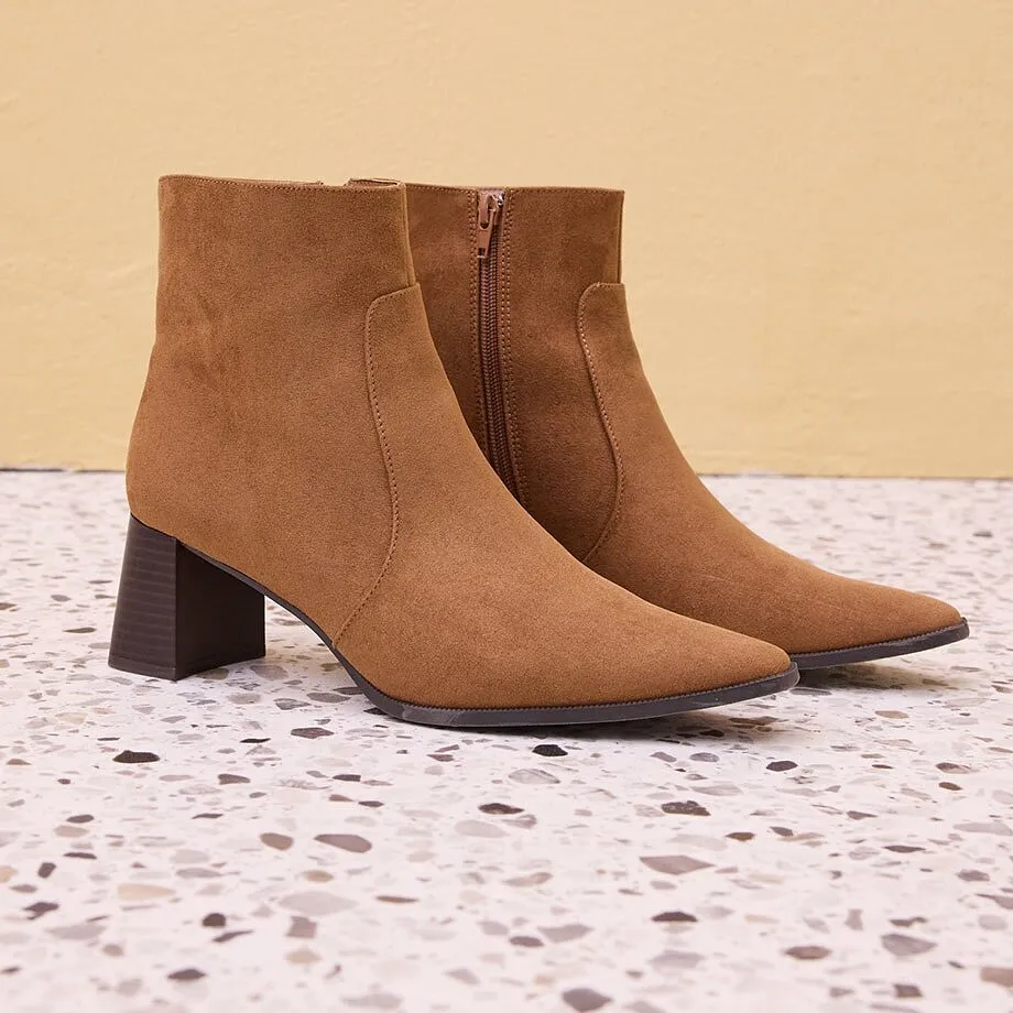 Elegante, brune ankelst&oslash;vletter med spiss tupp.