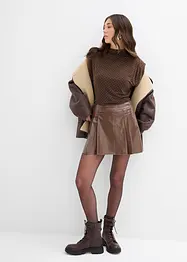 Kort skjørt i imitert skinn med motfolder, bonprix