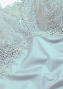 Neglisjé i glinsende materiale, bonprix