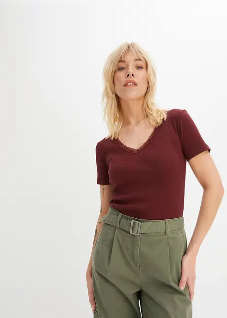 Ribbet topp med blonde, bonprix