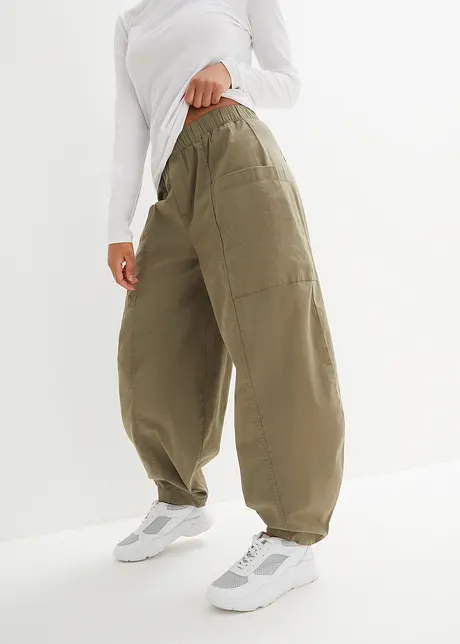 Lett twill-bukse med påsydde lommer, bonprix