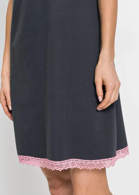 Kort nattkjole med delikate blonder, bonprix