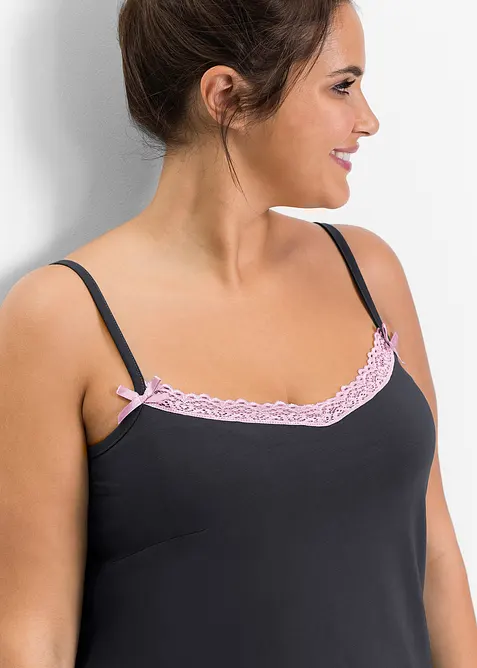 Kort nattkjole med delikate blonder, bonprix