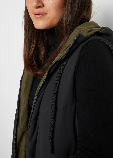 Vendbar vattert vest med hette av resirkulert polyester, bonprix