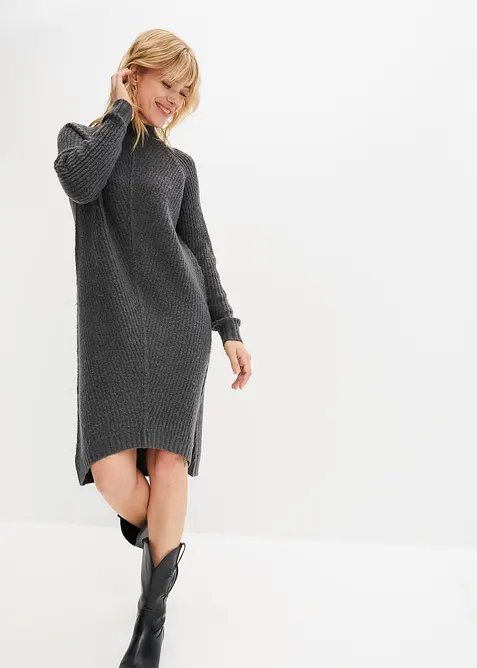 Strikket kjole med lengre bakstykke, bonprix
