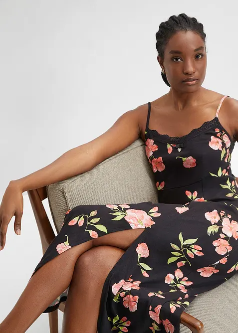 Lang nattkjole med nydelige blonder, bonprix