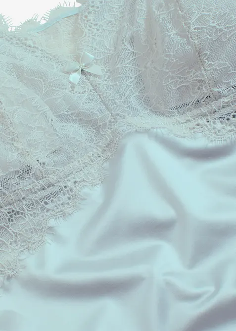 Neglisjé i glinsende materiale, bonprix