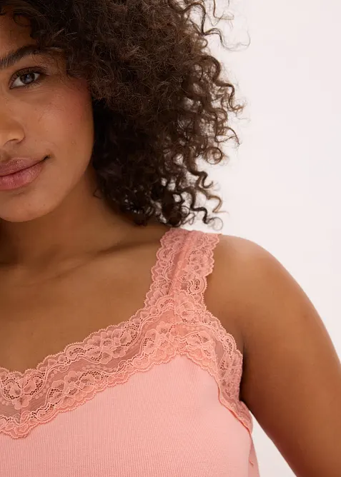 Shorty-pyjamas med  delikat blondebesetning, bonprix