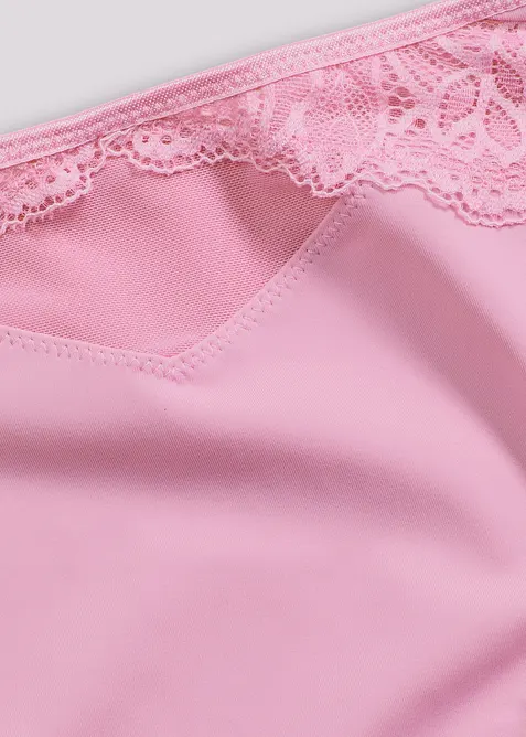 Truse med h&oslash;y midje og nydelige blonder, bonprix